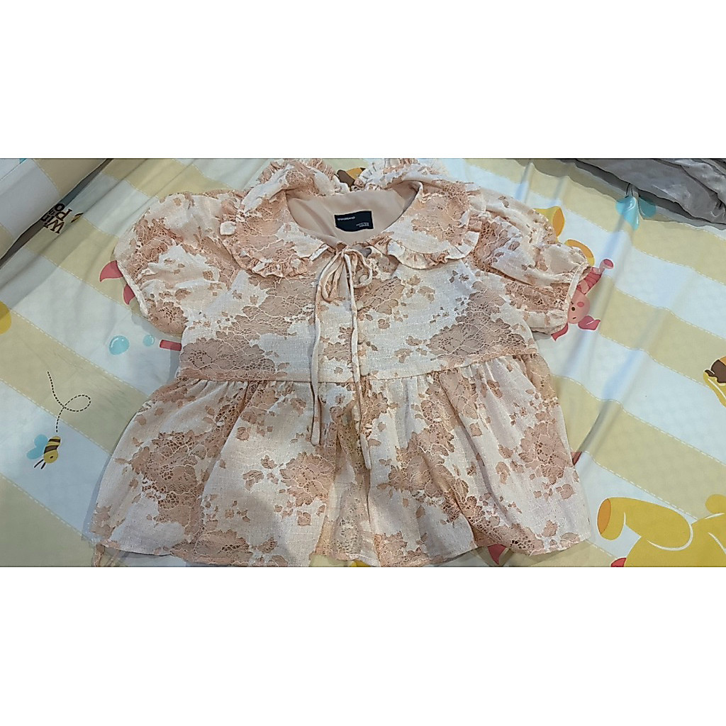 Bnk brand เสื้อคอบัวผ้าลูกไม้ (มีตำหนิรูปสุดท้าย)