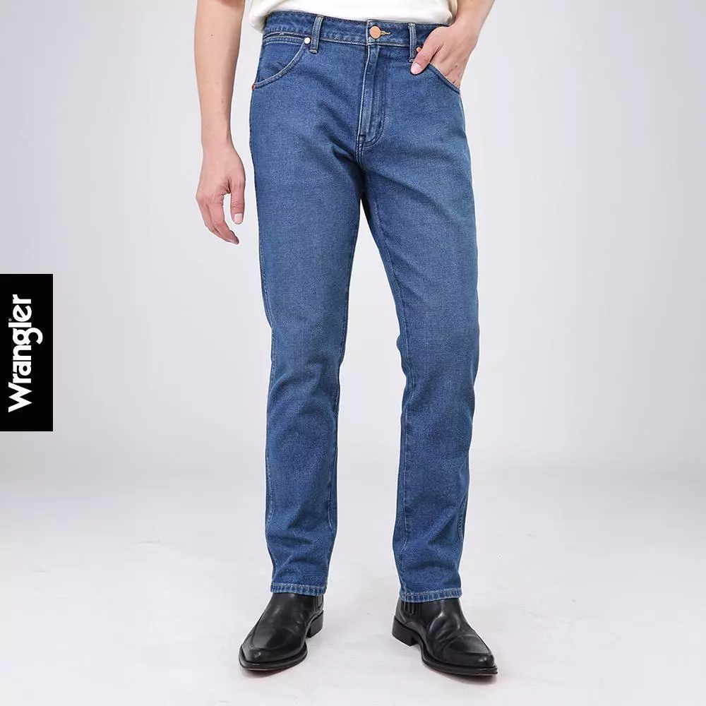 WRANGLER กางเกงยีนส์ผู้ชาย คอลเลคชั่น เอวต่ำ ทรงเข้ารูป รุ่น WR S326MLARF21 - สียีนส์กลาง