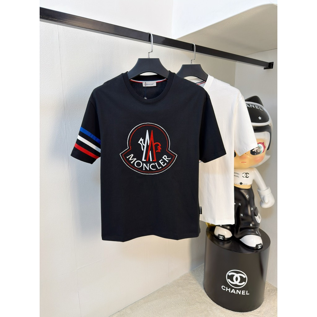 Moncler/Moncler 2026 คลาสสิกรอบคอแขนสั้นเสื้อยืดผู้ชายผู้หญิง Niche อินเทรนด์ Bottoming เสื้อ 2026 ต