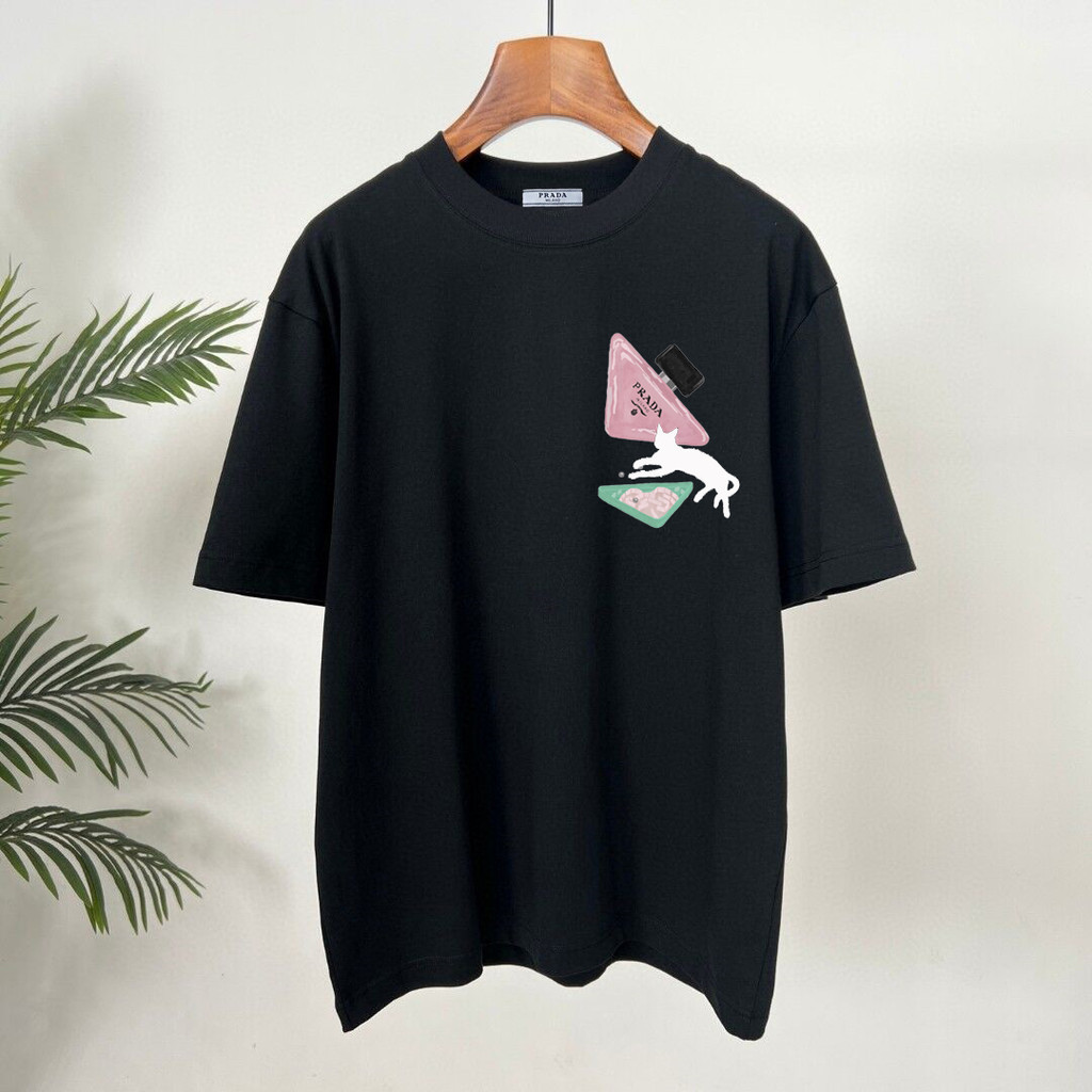 Prada/Prada/2026 คลาสสิกรอบคอแขนสั้นเสื้อยืดผู้ชายผู้หญิงสไตล์ใหม่ Slim-Fit Creative Counter Synchro