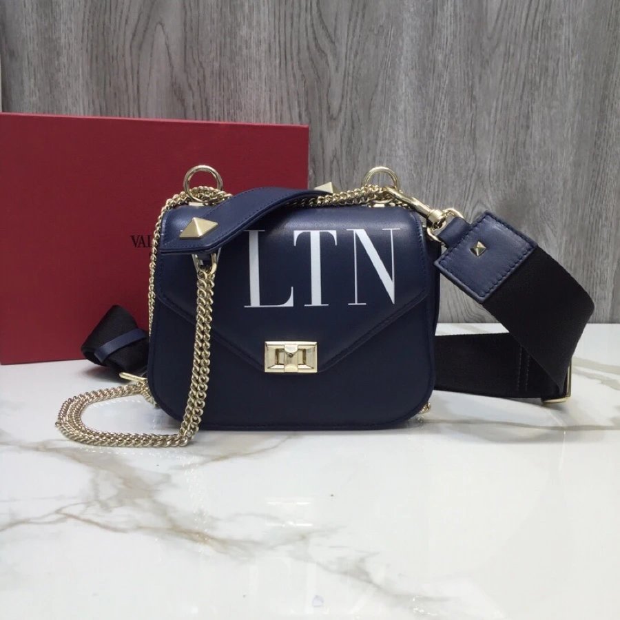 A2FK _ [Valentino] Garavani Rockstud Small Calfskin Crossbody Bag, V2061, Embellished VLTN พิมพ์ Pla