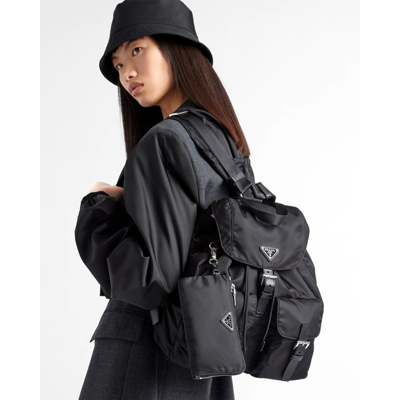 กระเป๋าเป้สะพายหลังขนาดกลาง ทำจากไนลอน มาพร้อมกระเป๋าเสริมสีดำ โมเดล 1BZ811