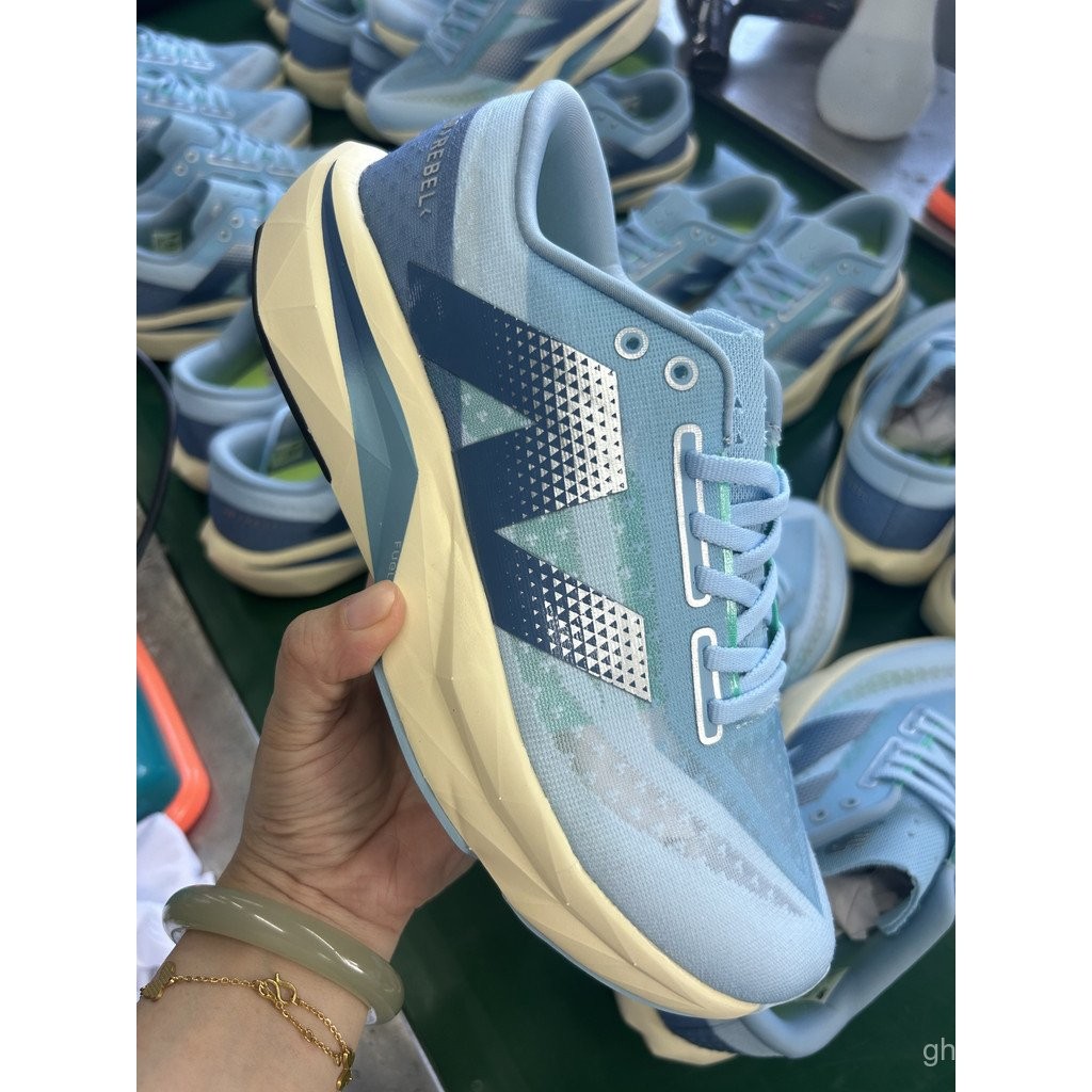 รองเท้าวิ่ง FuelCell Rebel V4 ออกแบบมาเพื่อกีฬา