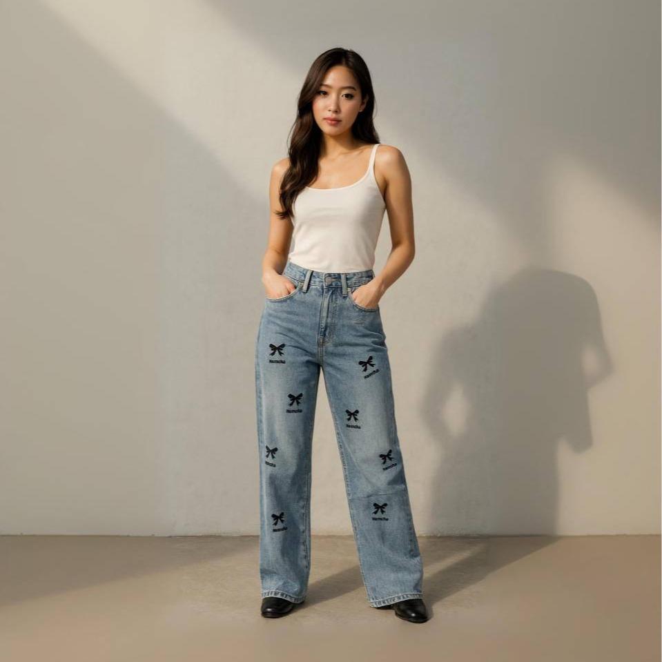 NAMCHA กางเกงยีนส์ทรงกระบอกกลางเอวสูง สียีนส์ติดโบว์ปักNAMCHA 357