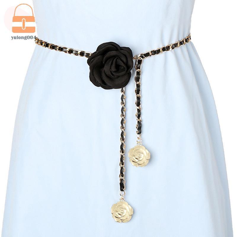 ชุดแฟชั่นสำหรับผู้หญิง ออกแบบลายเหม็นเนียล Camellia โดยใช้วัสดุโลหะ พร้อมเข็มขัดโซ่และกางเกงชิโนริ เพิ่มความหรูหราให้เอว