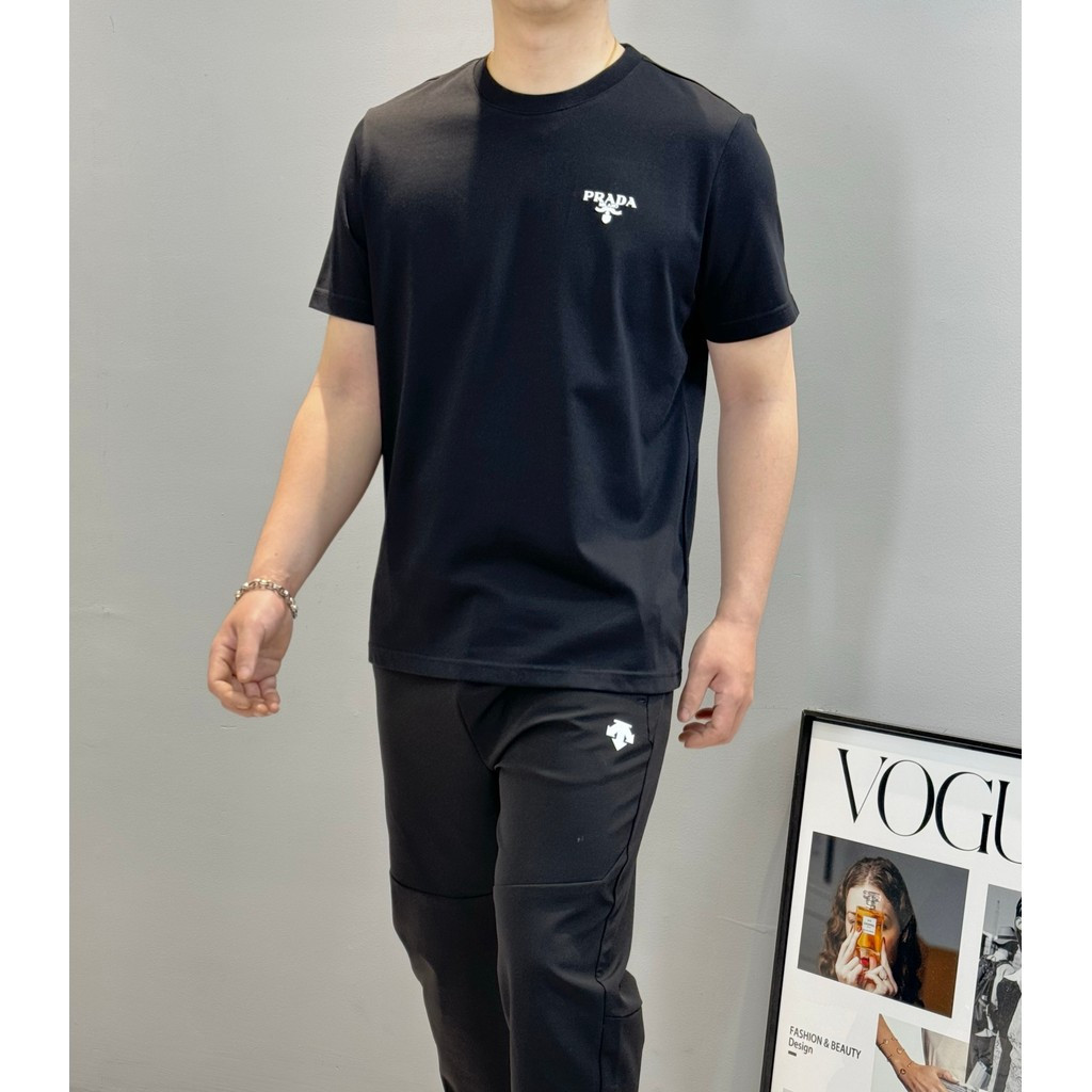 Prada/Prada 2026 เสื้อยืดคอกลมแขนสั้นสไตล์คู่ผู้ชายฤดูใบไม้ร่วงออกแบบเสื้อผ้ารู้สึกสบาย Breathable ส