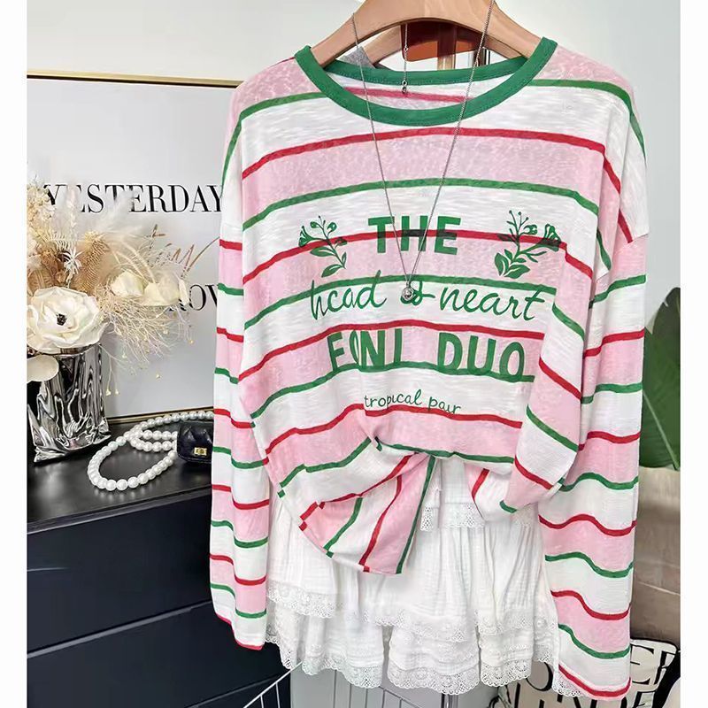 ราคาจริงเดิมผ้าขนาดใหญ่100กิโลกรัม ~ ลายจดหมายพิมพ์แขนยาวเสื้อยืดผู้หญิงฤดูร้อนหลวมครีมกันแดดเสื้อด้านบน