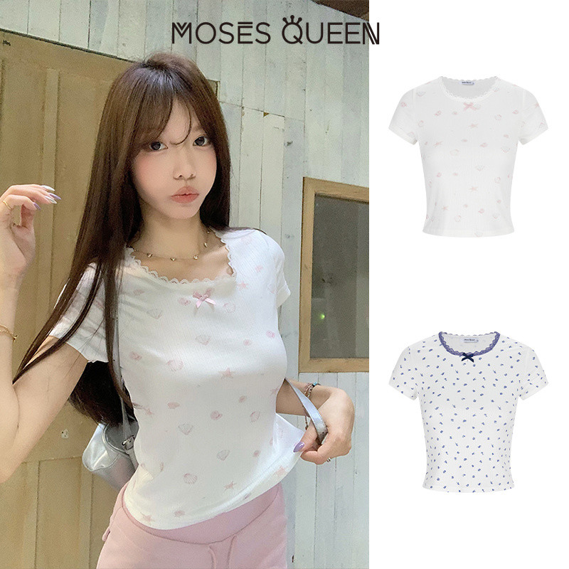 MOSESQUEEN เสื้อยืดแขนสั้นเปิดไหล่ดีไซน์ลายดอกไม้และลูกไม้ทริมเมอร์เย็บปะติดปะต่อกันเสื้อตัวสั้น #63989