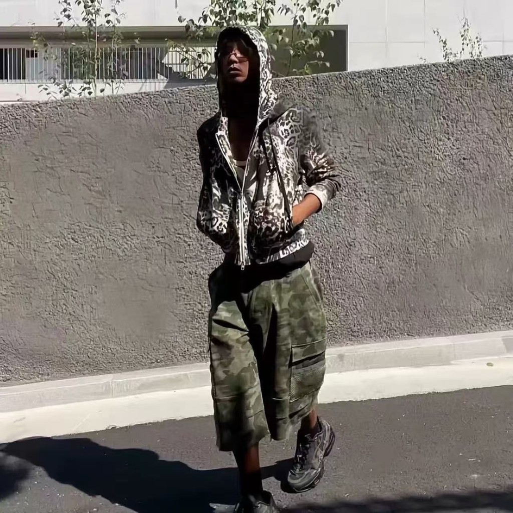 เสื้อฮู้ดพิมพ์ลายเสือดาวแบบ_unisex_จาก_Mowalola_Ksubi