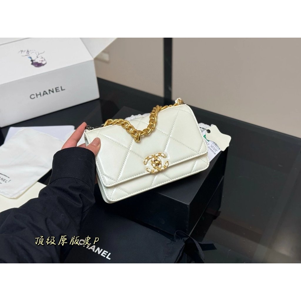 สร้อยคอนำเข้า fortune ทองคำขาว 22K พร้อมกล่องพับขนาด 19*12cm