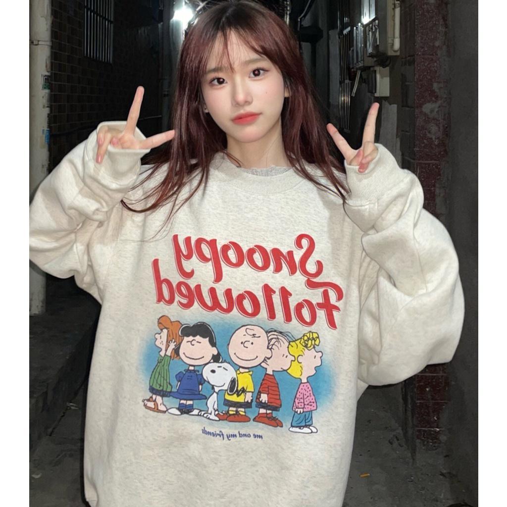 （จัดส่งจากกรุงเทพฯ）เสื้อสเวตเตอร์คอกลมแขนยาวสำหรับผู้ชายและผู้หญิง สไตล์เกาหลี กระแสหลวมๆ นุ่มและสบายCOTTON100% สนูปปี้