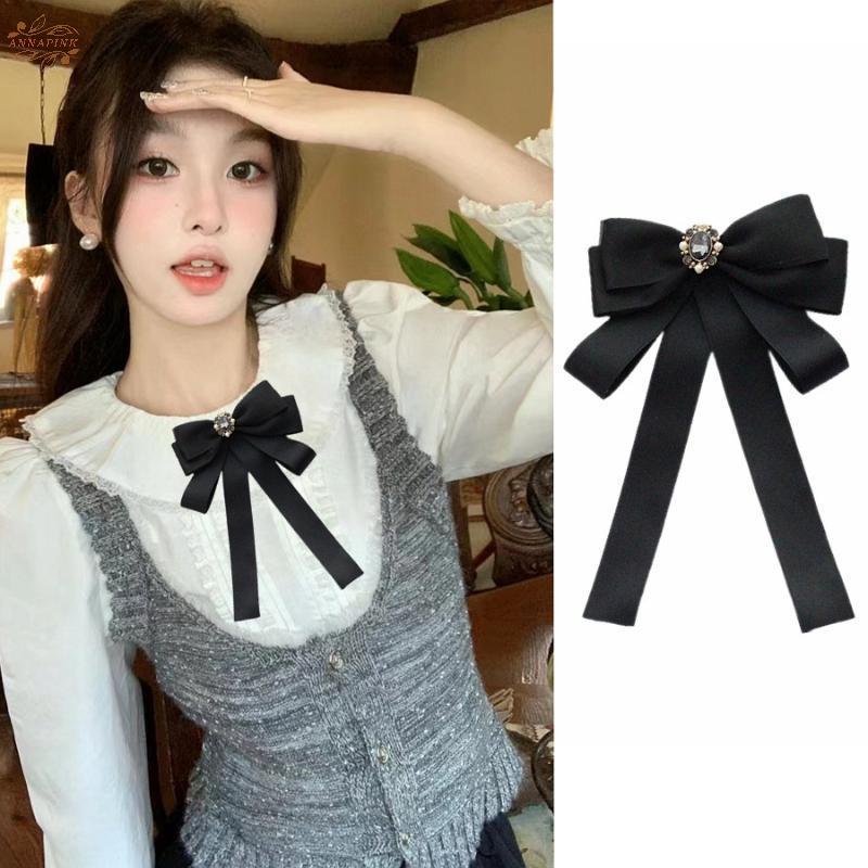 เข็มกลัดโบว์ไทสีดำพร้อมลายพิลิน เสริมความสวยงามให้เสื้อผ้าของคุณ เช่น การใช้งานเป็นคอร์แซจ