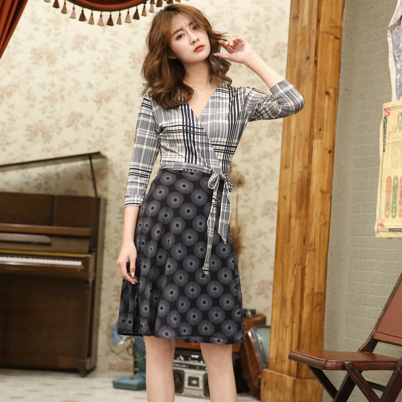 ห่อกระโปรง Lace-Up Slim-Fit Slimmer ดู V คอชีฟองดอกไม้ชุดผู้หญิงฤดูร้อนกลางความยาว PG DVF2025 สไตล์ใ