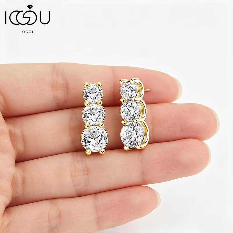 IOGOU GRA ได้รับการรับรองรอบ Moissanite ต่างหูสตั๊ดสําหรับผู้หญิงสําเร็จการศึกษา Tower & B-Shape 14K Gold Plated D สี VVS1 ประกายเครื่องประดับหรูหราของขวัญทุกวันสวมใส่วันเกิดครบรอบ