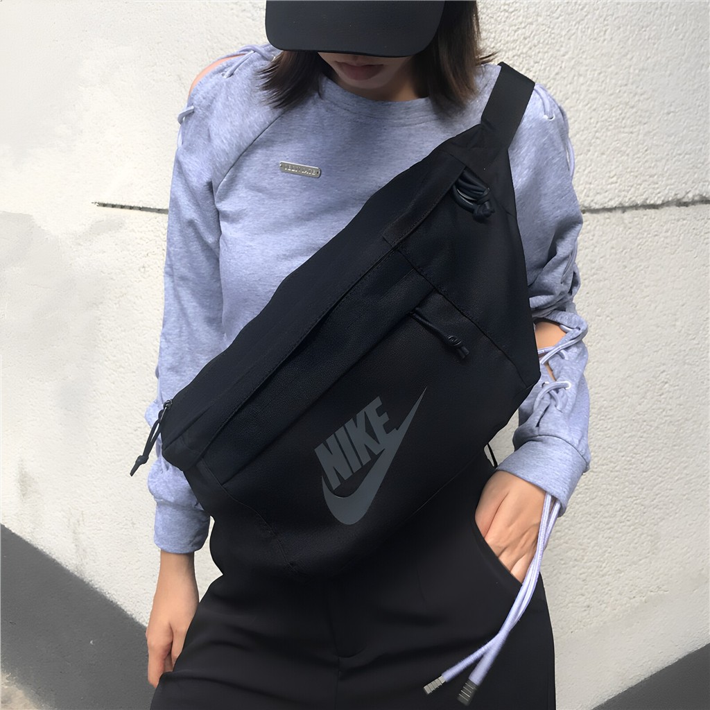 Nike Tech Hip Pack BA5751-010 ผู้ชายผู้หญิงอินเทรนด์กระเป๋า Messenger ขนาดใหญ่กระเป๋าเป้สะพายหลังกระ