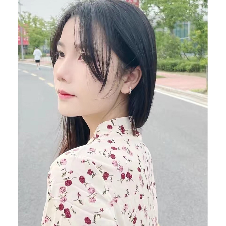 ต่างหูรูปงูสีทองจากAPM Monaco ดีไซน์เฉพาะตัวสำหรับผู้หญิง