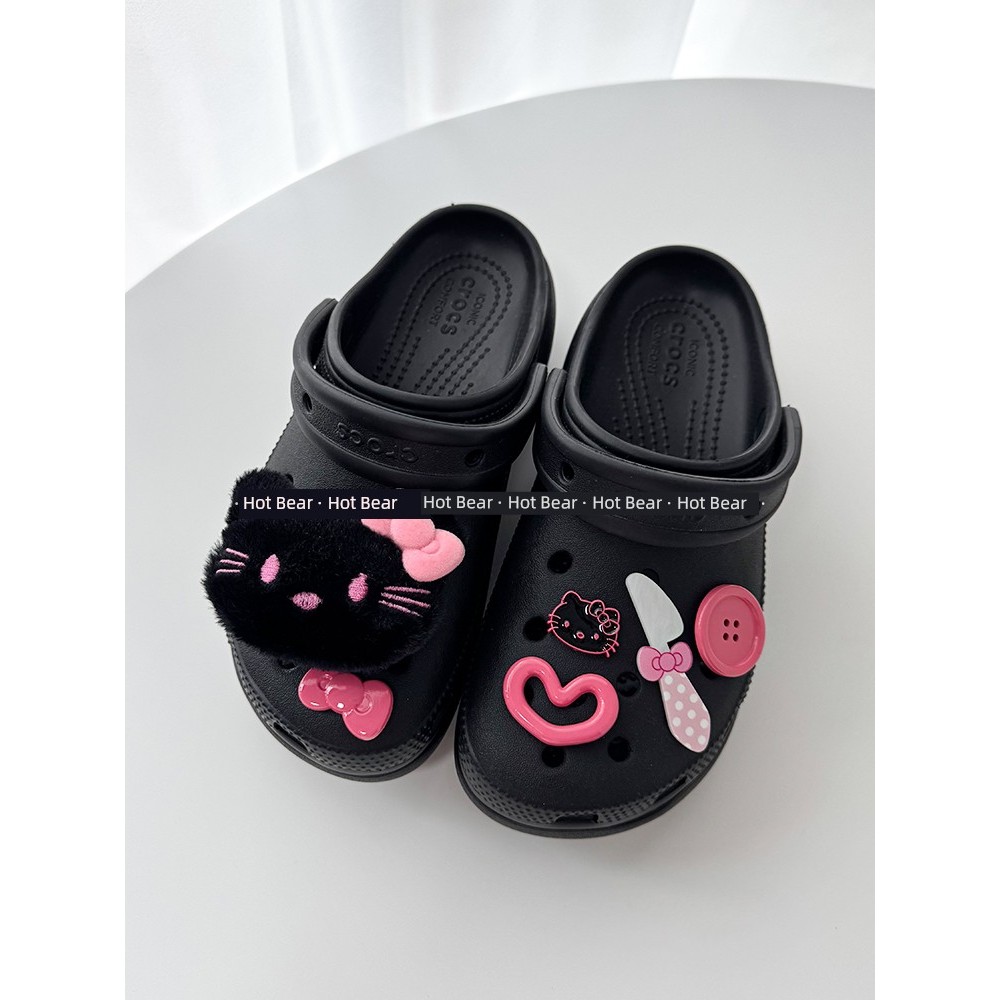jibbitz croc jibz รองเท้าหลุมดอกไม้สีชมพูและดำ ออกแบบการ์ตูน Hello Kitty พร้อมตุ๊กตาแมว สำหรับ DIY