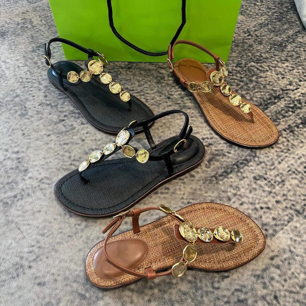 High-End Gold Coin Flip-Flops Flip-Flops ผู้หญิงฤดูร้อนสวมใส่ด้านนอกแฟชั่นชายหาดแบนรองเท้าแตะโรมัน20