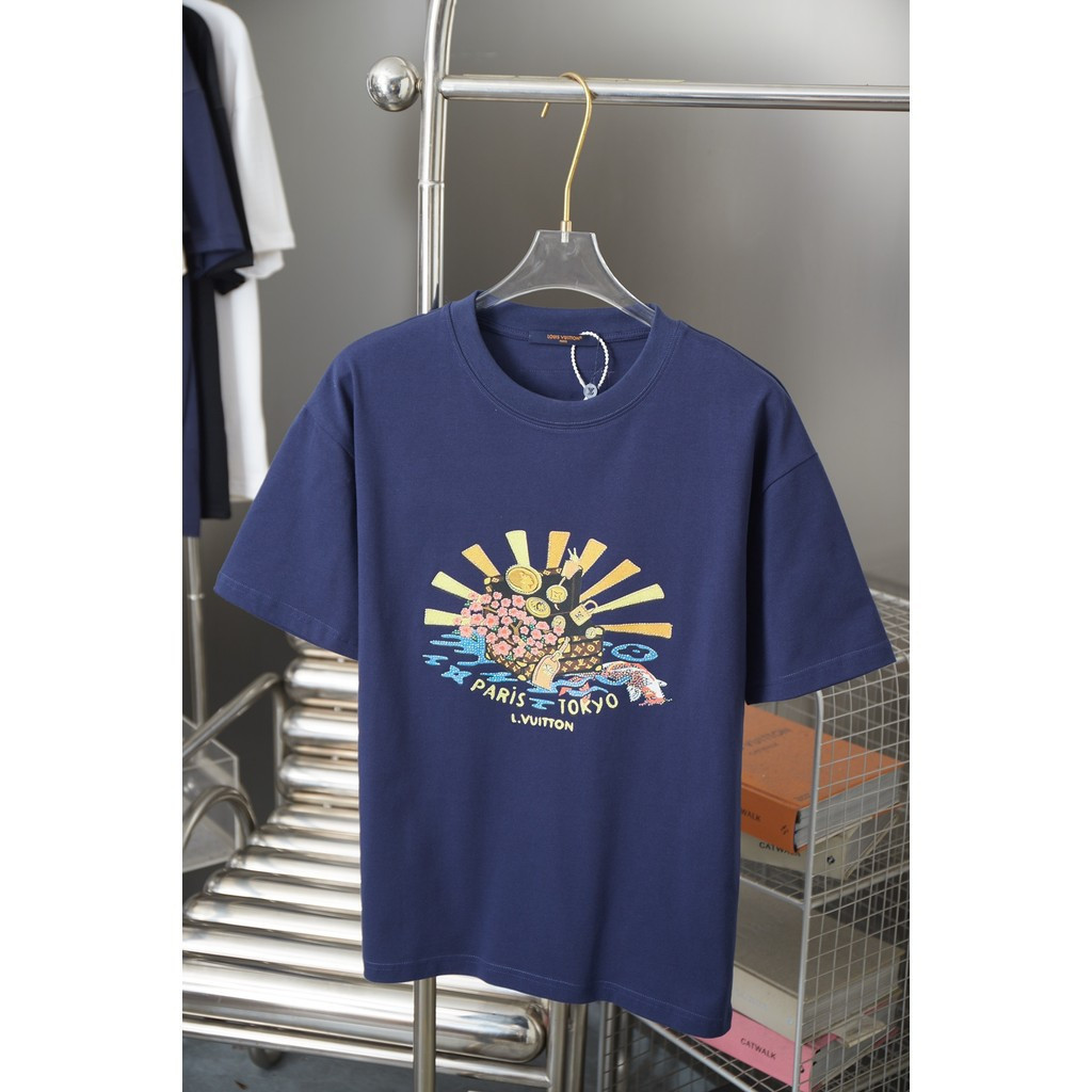 LOUIS VUITTON/LV/262026 เสื้อยืดแขนสั้นคอกลมสไตล์คู่ผู้ชายภายในไหล่เรียบง่ายรอบคอ Slim-Fit พิมพ์เสื้