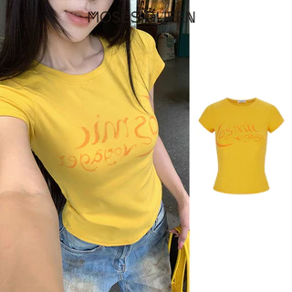 MOSESQUEEN มอสเนสควีน เสื้อยืดแขนสั้นพิมพ์ลายตัวอักษรสีเหลืองสําหรับผู้หญิงในฤดูร้อนมีดีไซน์เข้ารูปเสริมรูปร่างอเนกประสงค์และมีคอกลม #64031
