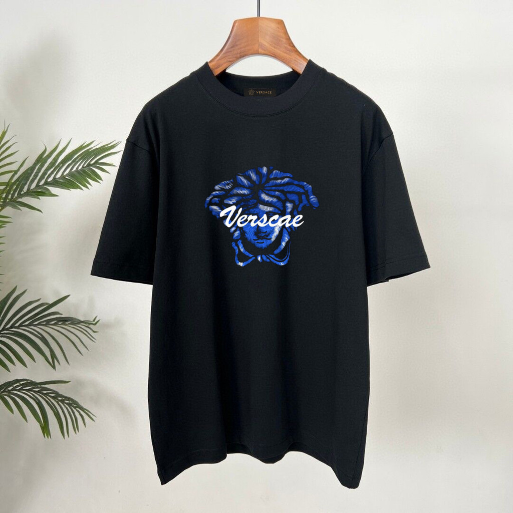 เวอร์ซาเช่ เวอร์ซาเช่ 2026 คลาสสิกรอบคอแขนสั้นเสื้อยืดผู้ชายผู้หญิงสไตล์อารมณ์ภายในตรงกับความรู้สึกร