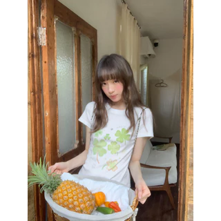 KYO 🌸 เกาหลีสไตล์ เสื้อยืดผู้หญิง พิมพ์ลาย "Four-leaf clover" ทรงเข้ารูปเสื้อคอกลม ผ้าฝ้ายแท้ โคตรนุ่ม เสือใส่สบาย【COD】