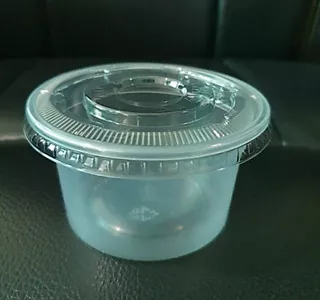 ถ้วยพลาสติก ขนาด100กรัม (เนื้อPP) เป็นพลาสติก เนื้อนิ่ม อยู่ทรงสวย ใช้สำกรับใส่ไอศครีม ห่อหมก พร้อมฝาเรียบ(ไม่มีรู)50ใบ