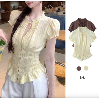 Ruffle Tie Blouse เสื้อเบลาส์ผู้หญิงคอผูกโบว์ขอบฟริลล์ แขนพองเอวย่นรัดทรงสัดส่วนดี ผ้าลายร่องบางเบา มี2สี ครีมอ่อน/น้ำตาล S-L