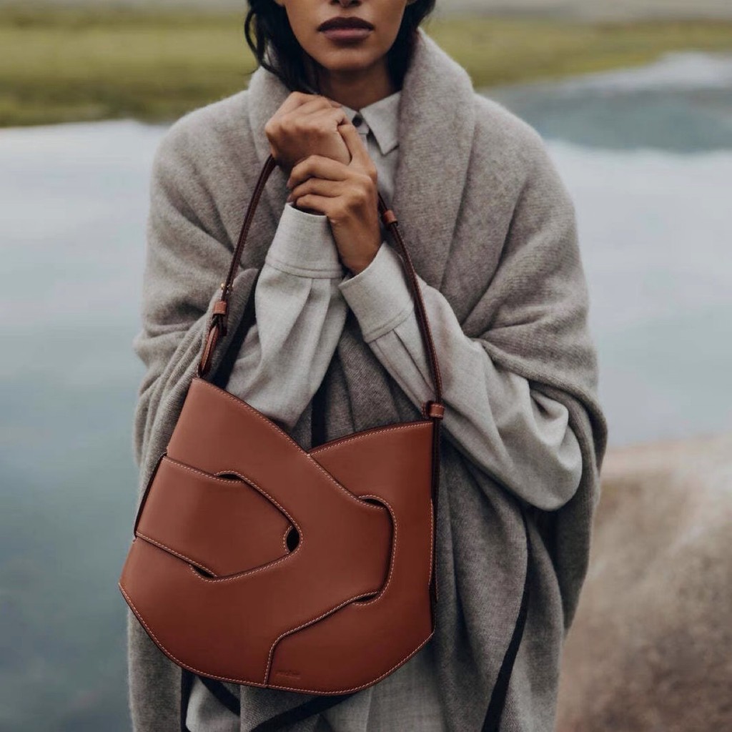 Autumn and Winter New Products Polene Boling En Nodde Hobo Smooth cowhide shoulder bag with twist de