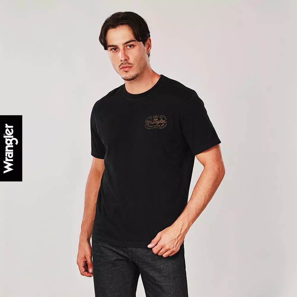 WRANGLER เสื้อยืดแขนสั้นผู้ชาย คอลเลคชั่น Wrangler Legends รุ่น WR S126MTSSN29 สีดำ