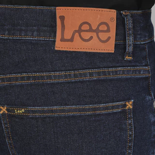 LEE กางเกงยีนส์ผู้ชาย เอวต่ำ ทรงเข้ารูป รุ่น LE S126MRAMF01 สียีนส์เข้ม