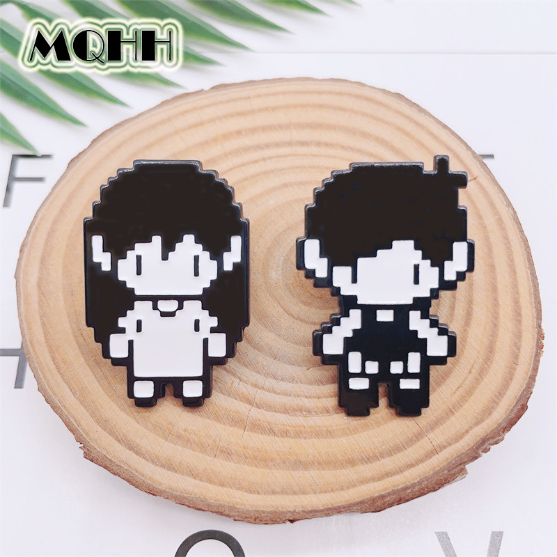 MQHH Creative OMORI เกม Merchandise เข็มกลัดสีดําสีขาว Pixel Villain โลหะผสม Badge pin เครื่องประดับ