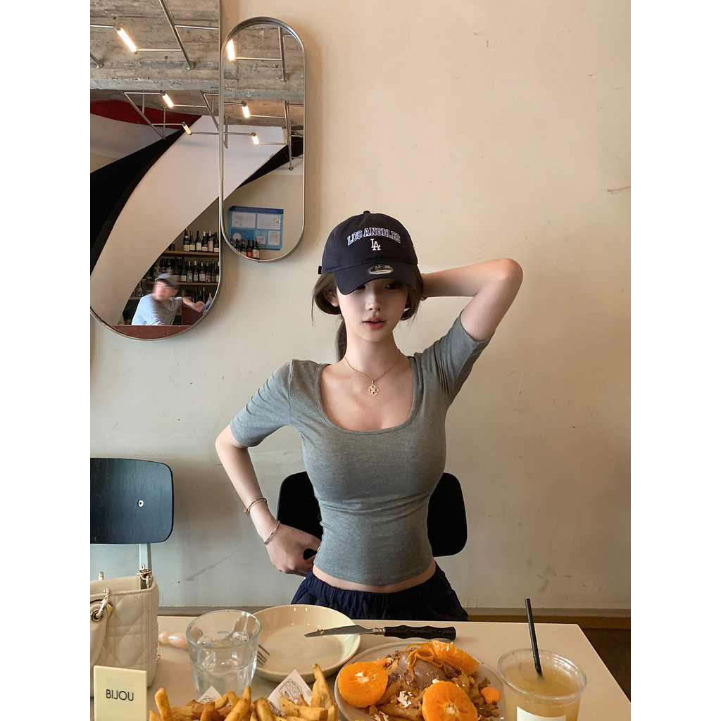 เสื้อยืดฤดูร้อนของผู้หญิง Dainty Vogue พร้อมคอยูและตัดบาง