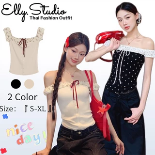 Elly พร้อมส่ง💗เสื้อยืดเสื้อปาดไหล่💗แต่งแขนระบายเก๋ไก๋ ลายดอกไม้ สไตล์เกาหลี แต่งแขนระบายเก๋ไก๋ เสื้อยืดโชว์ไหล่ มีเชือกผ