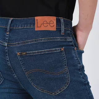 LEE กางเกงยีนส์ผู้ชาย เอวต่ำ ทรงเข้ารูป รุ่น LE S226MPOWF02 สียีนส์กลาง