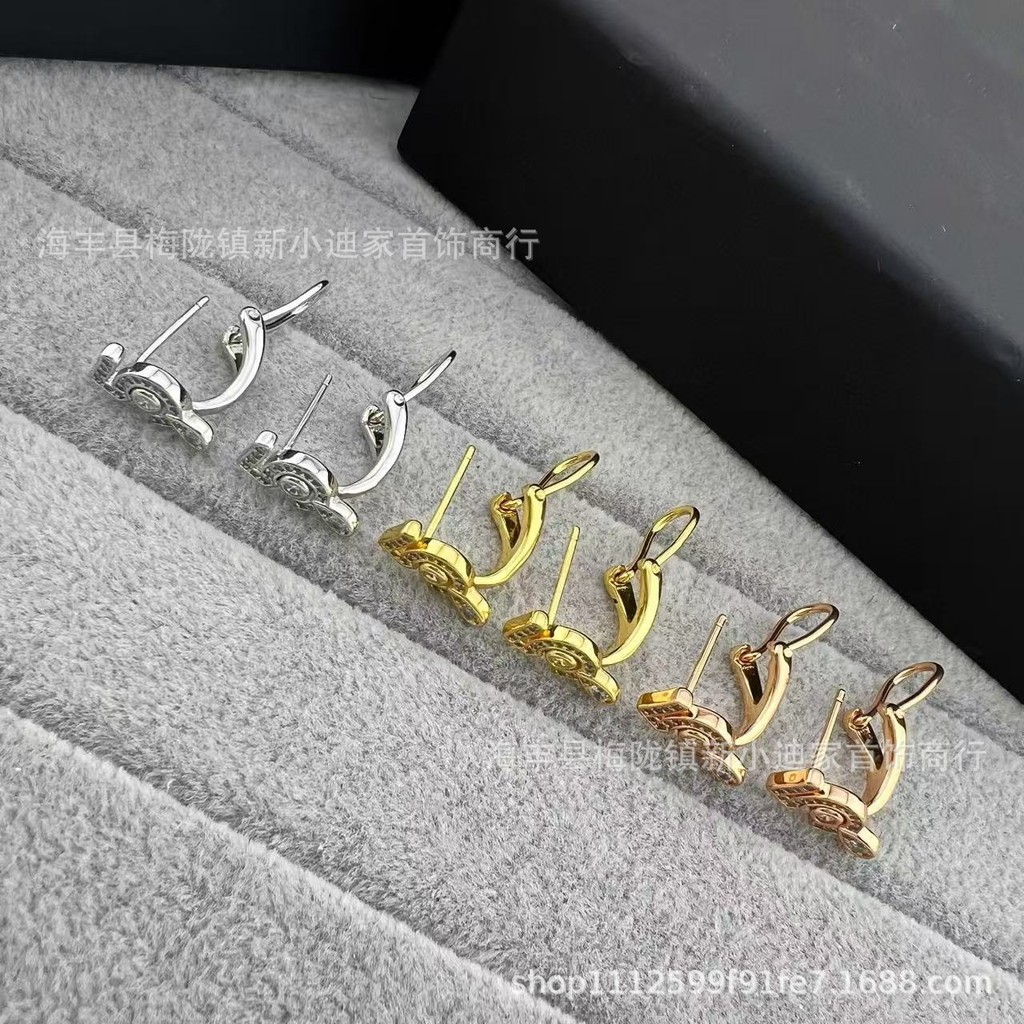 R2DM ต่างหูหู 5-ตัวอักษร Gold Plated Street 18k Gold Buckle v Home c Pat Stud ต่างหูหรูหราตัวเลข Lig