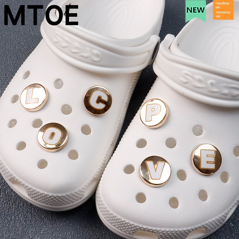 jibbitz crocs ของแทั จิบบิท DIY DIY MTOE รองเท้ารูหัวเข็มขัดประดับตัวอักษรสีทอง