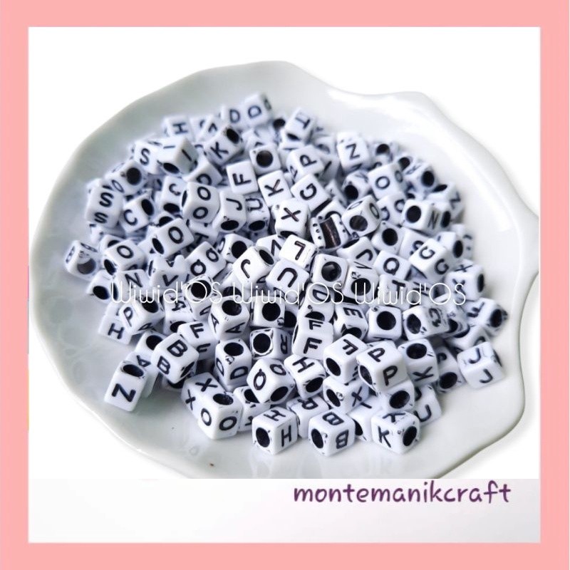 BEADS (100 ชิ้น) WHITE SQUARE LETTER BEADS BLACK LETTERS 7 mm MONTANIK CRAFT