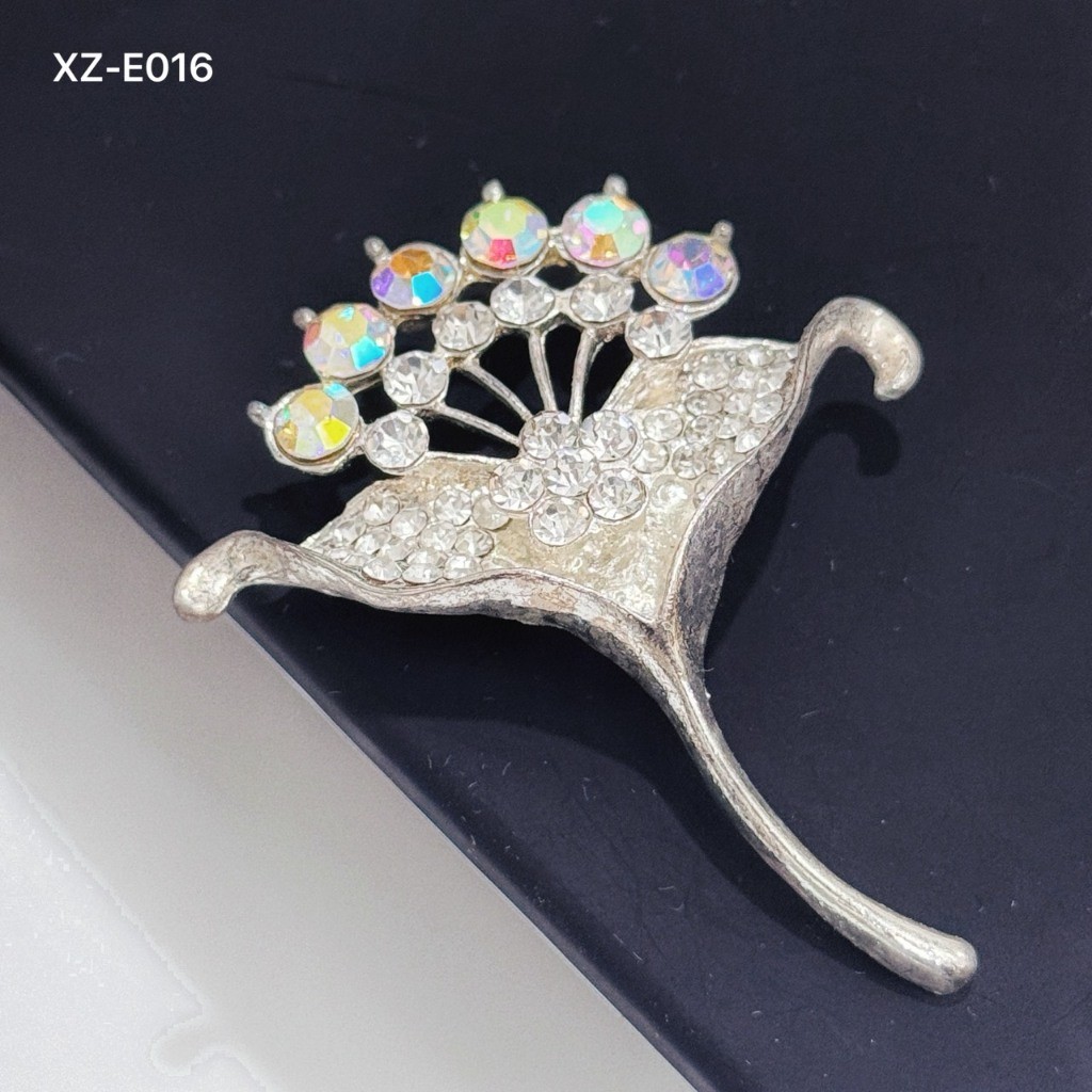 เข็มกลัดประดับเพชร งานพรีเมียมระดับแบรนด์ ใส่แล้วดูดีในทุกแสง