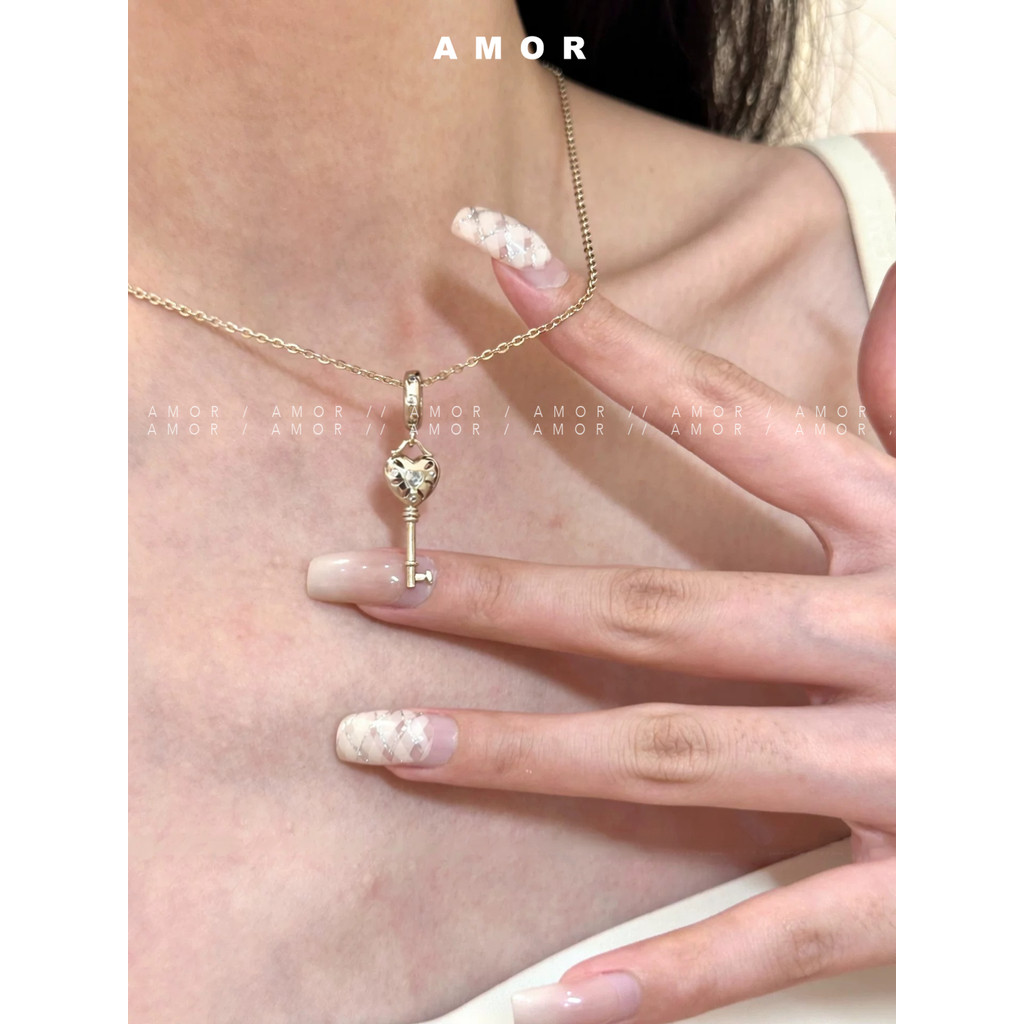 Mid-century Retro Hollow Heart & Key จี้สร้อยคอ,Original Designer พรีเมี่ยมหรูหราเครื่องประดับ,พื้นผิวที่ละเอียดอ่อนแฟชั่น Dainty Clavicle Chain สําหรับลําลองทุกวันการจับคู่