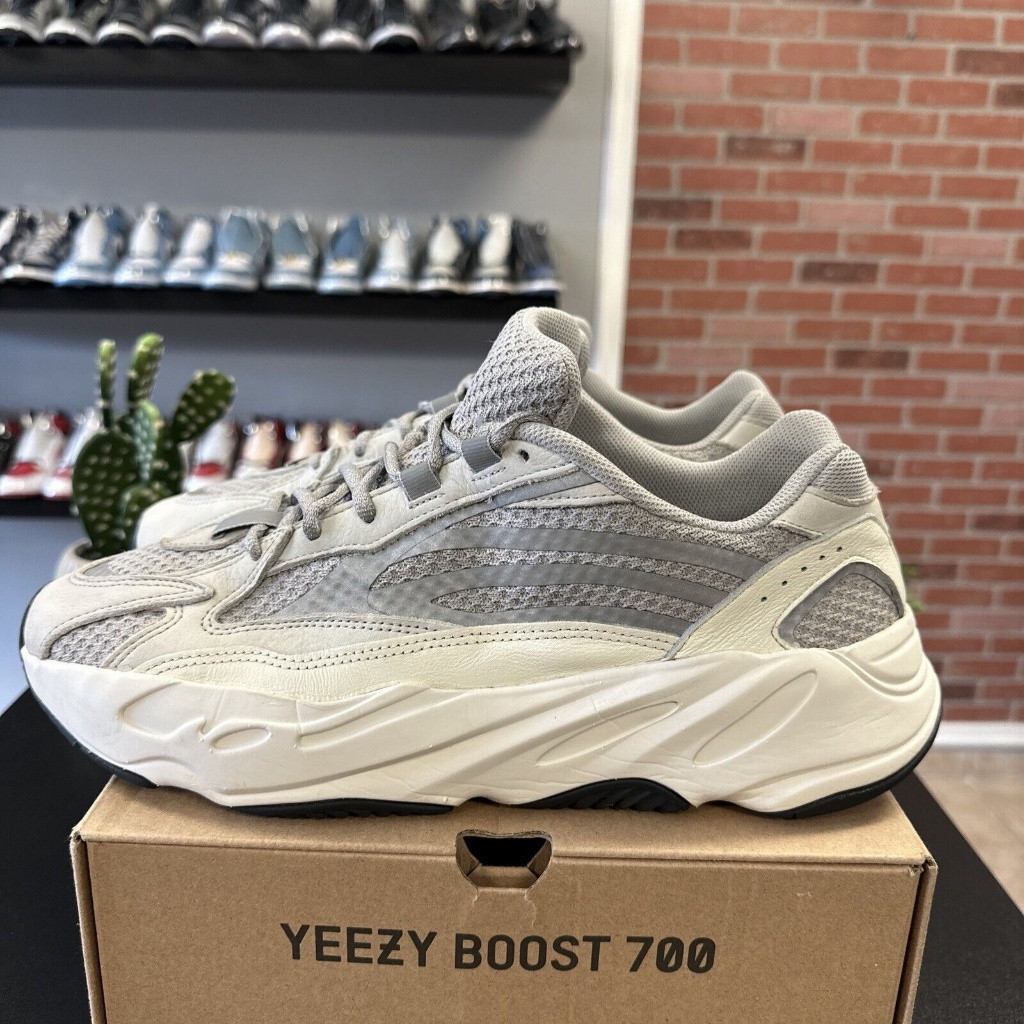 รองเท้าวิ่ง Yeezy Boost 700 V2 Static EF2829