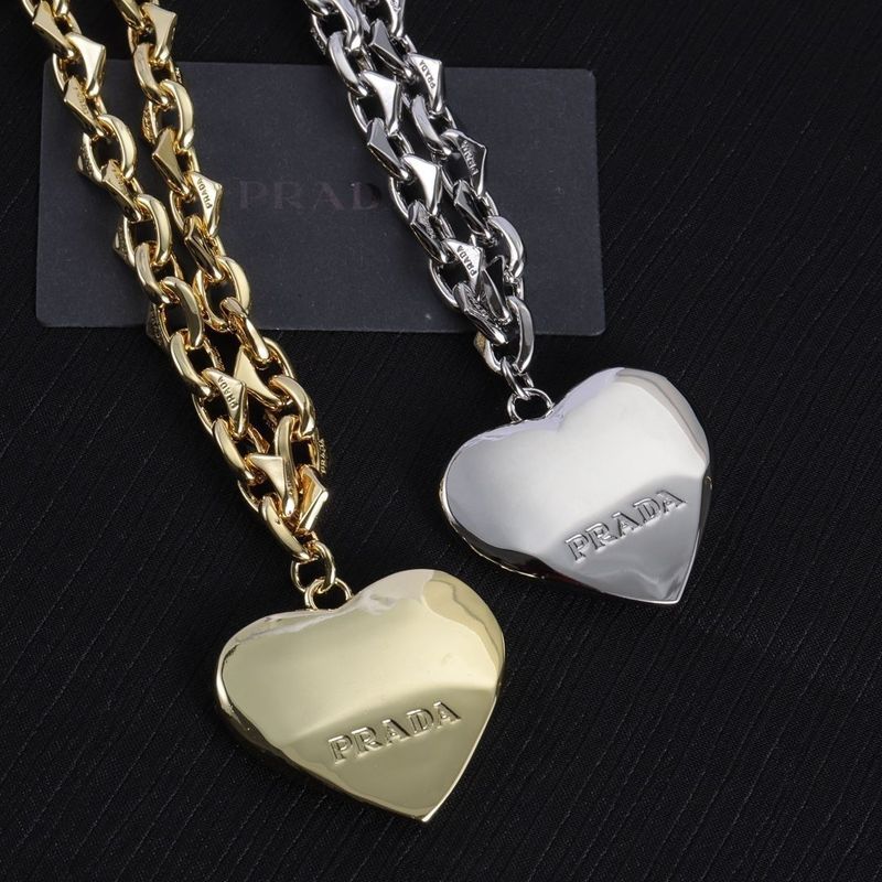 Pujia สร้อยคอรุ่นสูงหญิงคลาสสิก Inverted Triangle โลโก้สามมิติ Love All-Match Casual Peach Heart สร้