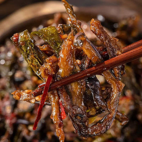 延吉特产酱茄子干辣椒腌茄子皮香辣茄子干下饭菜榨菜下粥拌饭即食Yanji specialty sauce eggplant dried chili pickled eggplant skin fragr