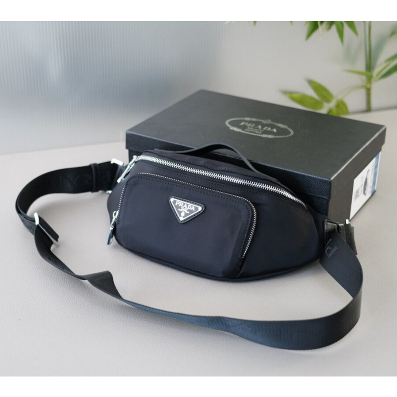(กล่องของขวัญ] แฟชั่น prada ความจุสองชั้นกระเป๋าหน้าอก Re-Nylon กีฬาสบาย ๆ Men Messenger Bag