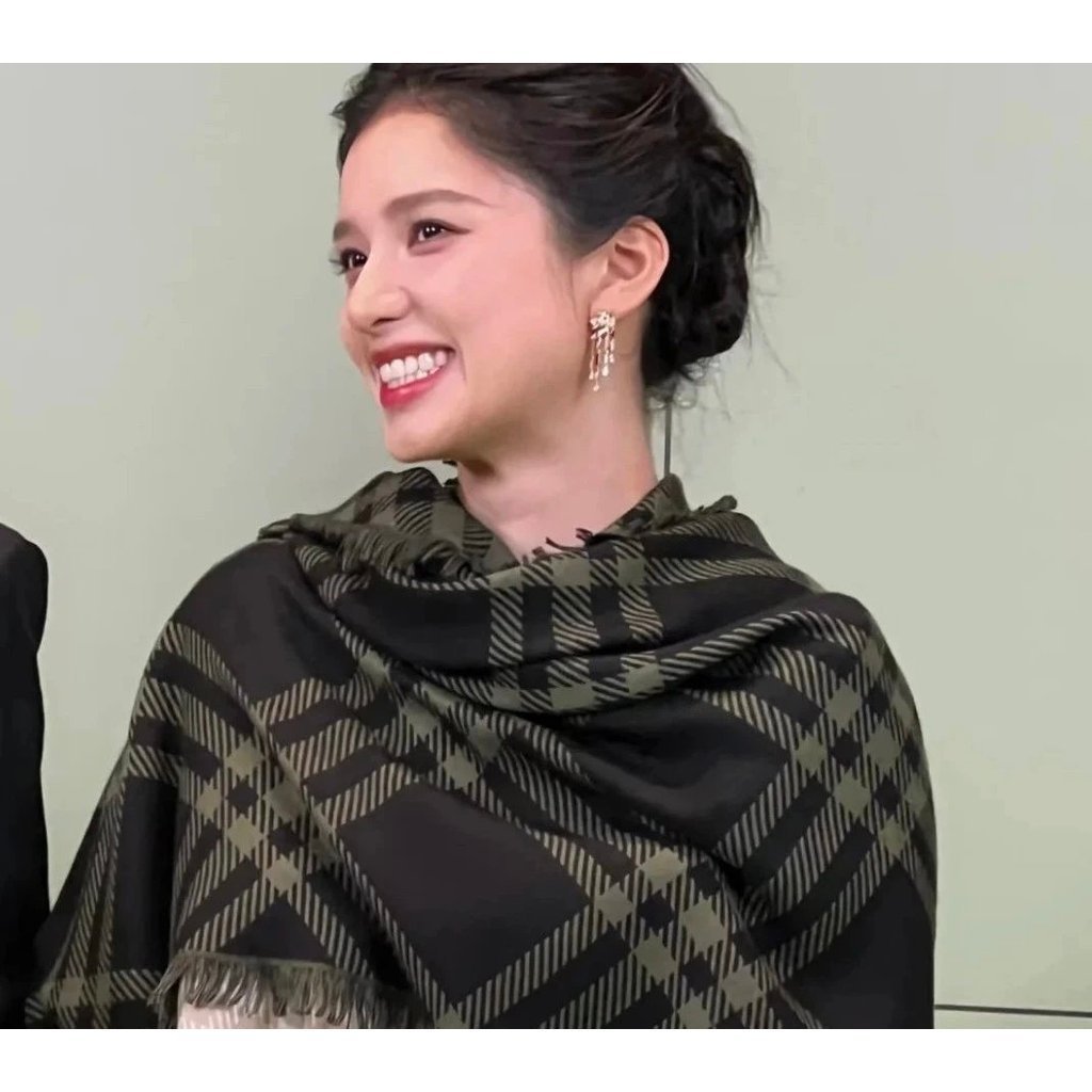 ผ้าพันคอ Knight Checked ลายสก๊อตและผ้าคลุมไหล่แบบขนสัตว์จาก Zhang Jingyi