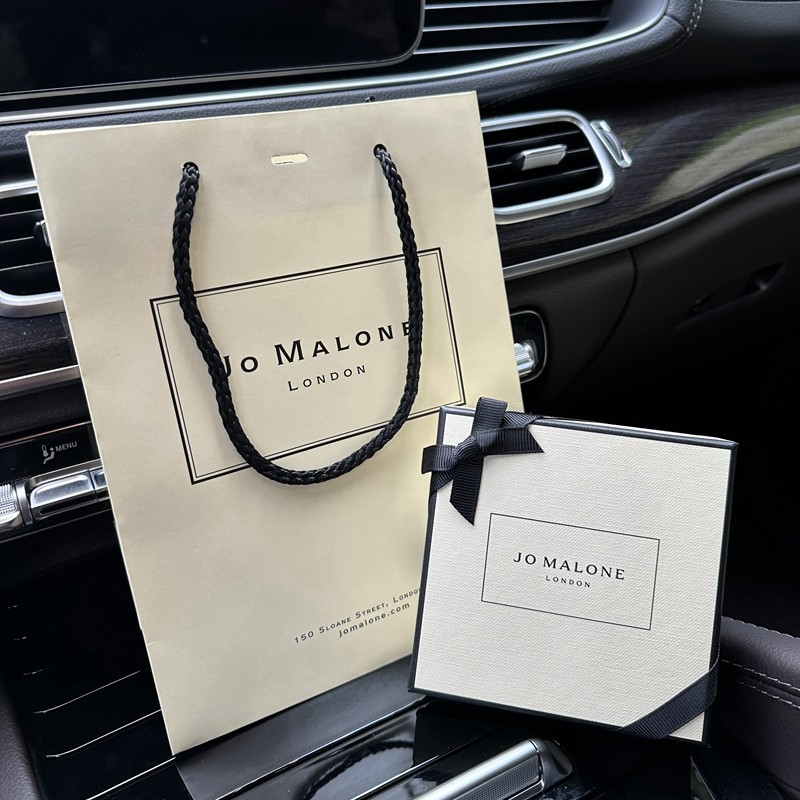 JoMalone JoMalone น้ํามันหอมระเหยในรถยนต์ JoMalone จี้รถ Air Outlet Solid English Pear Light กลิ่นหอ