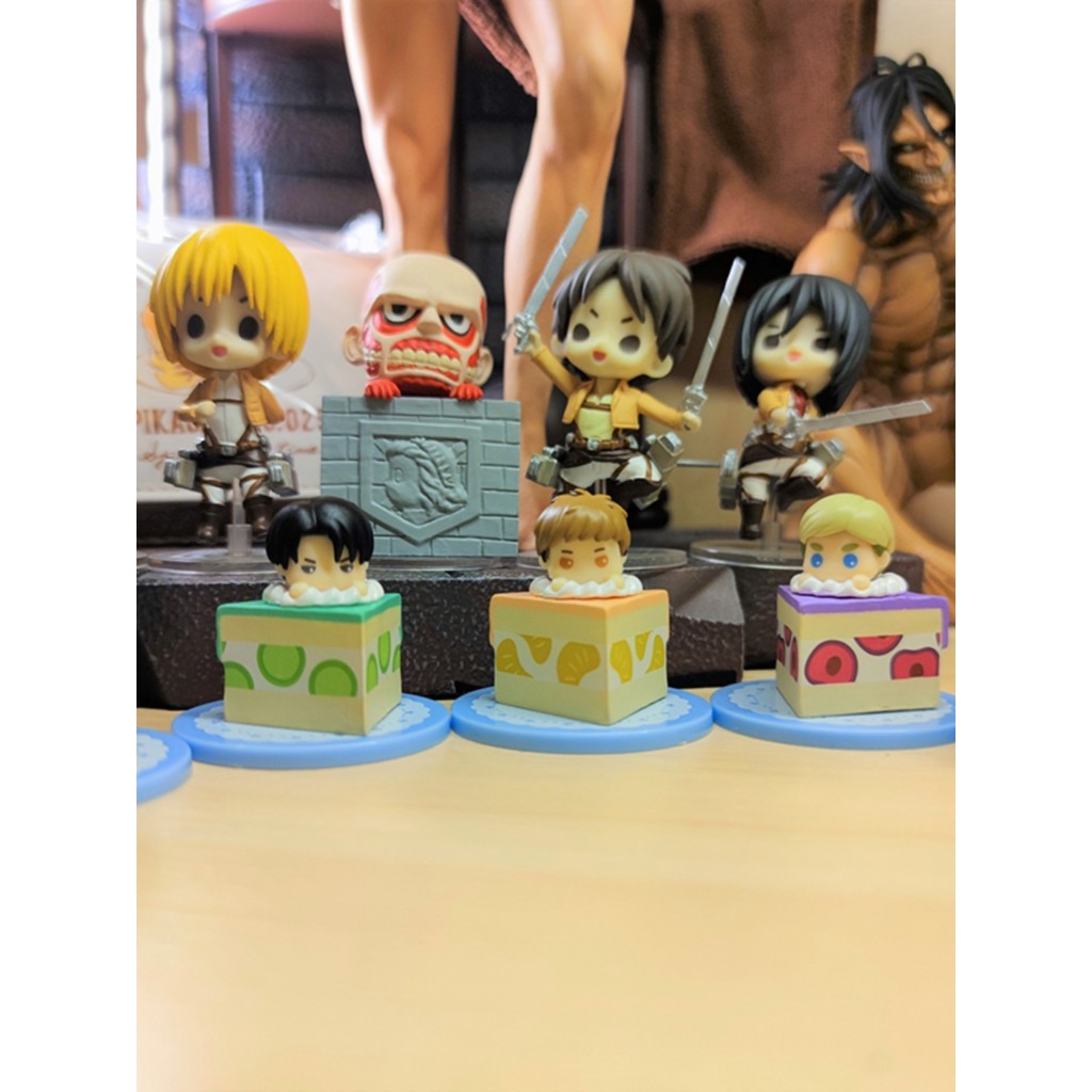 ตัดมุมเค้กโจมตีบนTitan Allen Mikasa Elio stastoญี่ปุ่นGashaponของเล่นตุ๊กตารูป