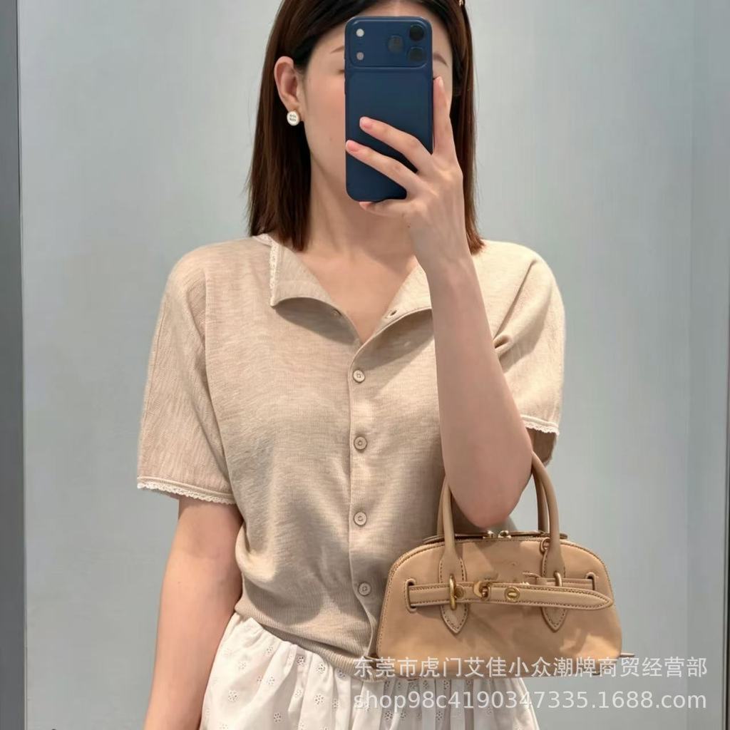 8AAU MIU ตัวอักษร Jacquard แฟชั่นลดอายุปุ่มกลับเย็บออกแบบรอบคอถักแขนสั้นผู้หญิง