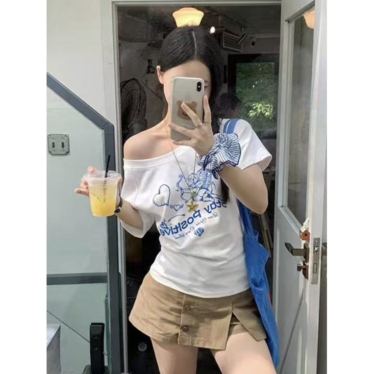<Moss Queen> เสื้อยืดแขนสั้นเปิดไหล่สีขาวพิมพ์ลายกามเทพฤดูร้อน