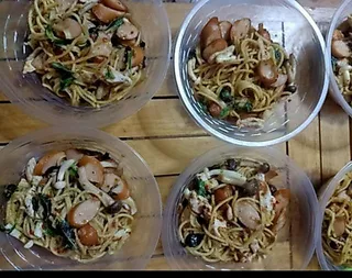 ชามพลาสติกใส(ไม่มีฝา) ขนาดใส่ก๋วยเตี๊ยว ใช้ครั้งเดียว สะดวก สามารถพกพาไปใช้ตอนเดินทางได้ แพคละ50ใบ